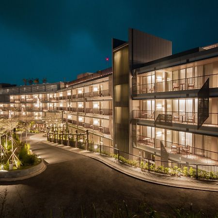 The Botanica Sanctuary Ξενοδοχείο Puncak Εξωτερικό φωτογραφία The hotel at night