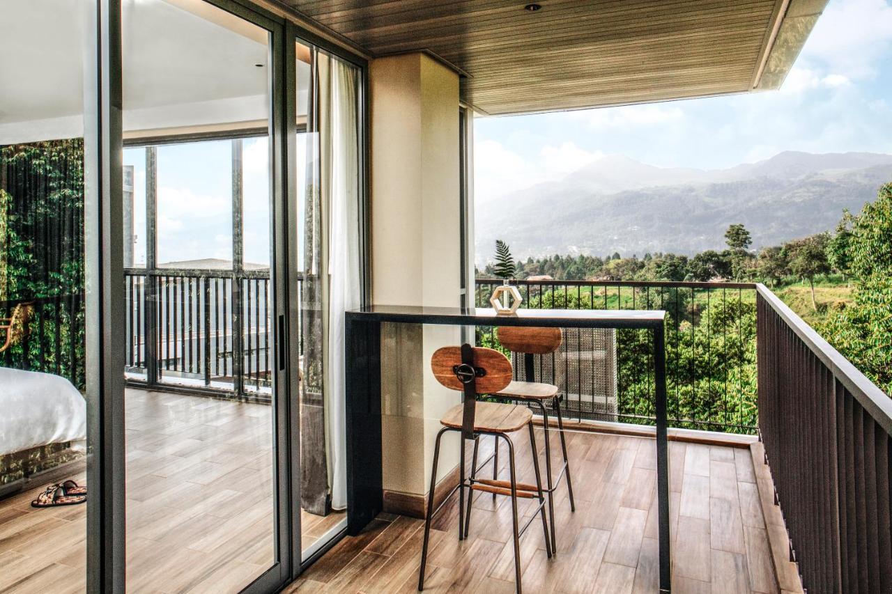 The Botanica Sanctuary Ξενοδοχείο Puncak Εξωτερικό φωτογραφία A balcony