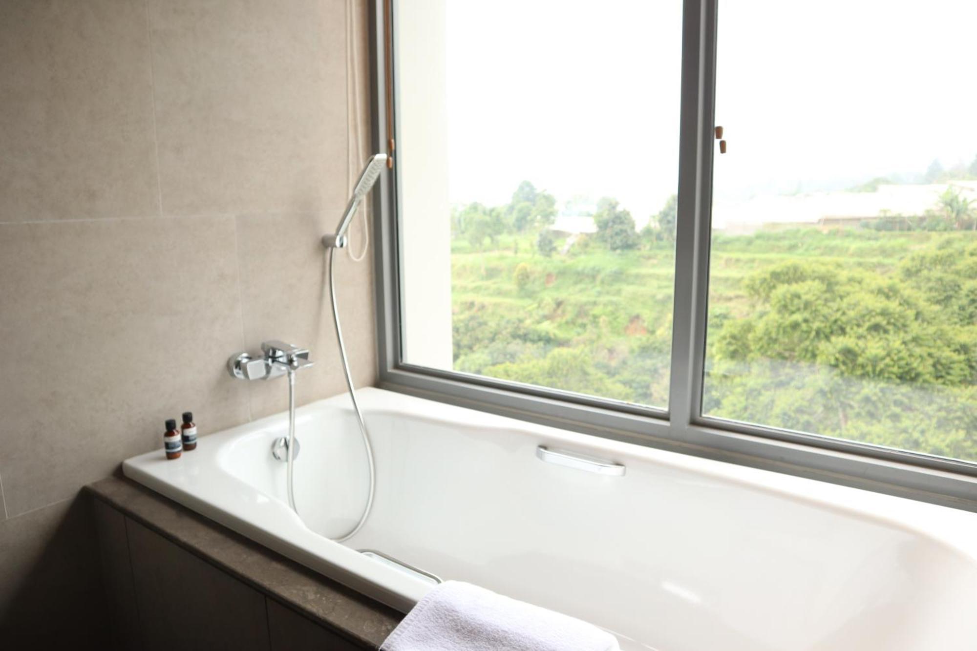 The Botanica Sanctuary Ξενοδοχείο Puncak Δωμάτιο φωτογραφία A bathtub
