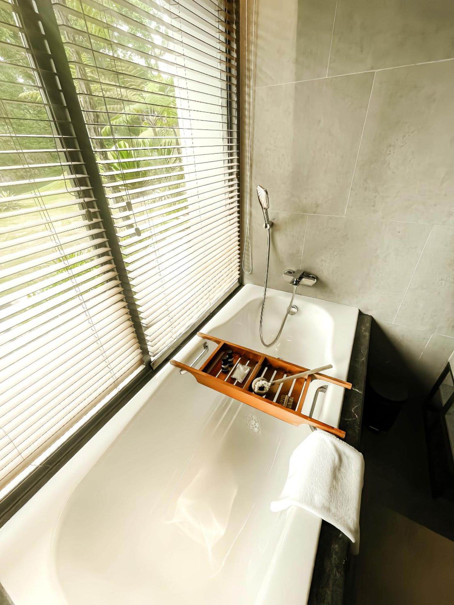 The Botanica Sanctuary Ξενοδοχείο Puncak Δωμάτιο φωτογραφία A bathtub with a shower