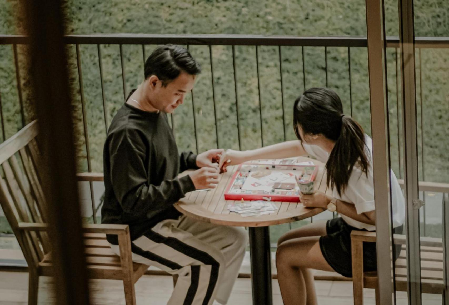 The Botanica Sanctuary Ξενοδοχείο Puncak Εξωτερικό φωτογραφία Two people playing a game of Chinese chess