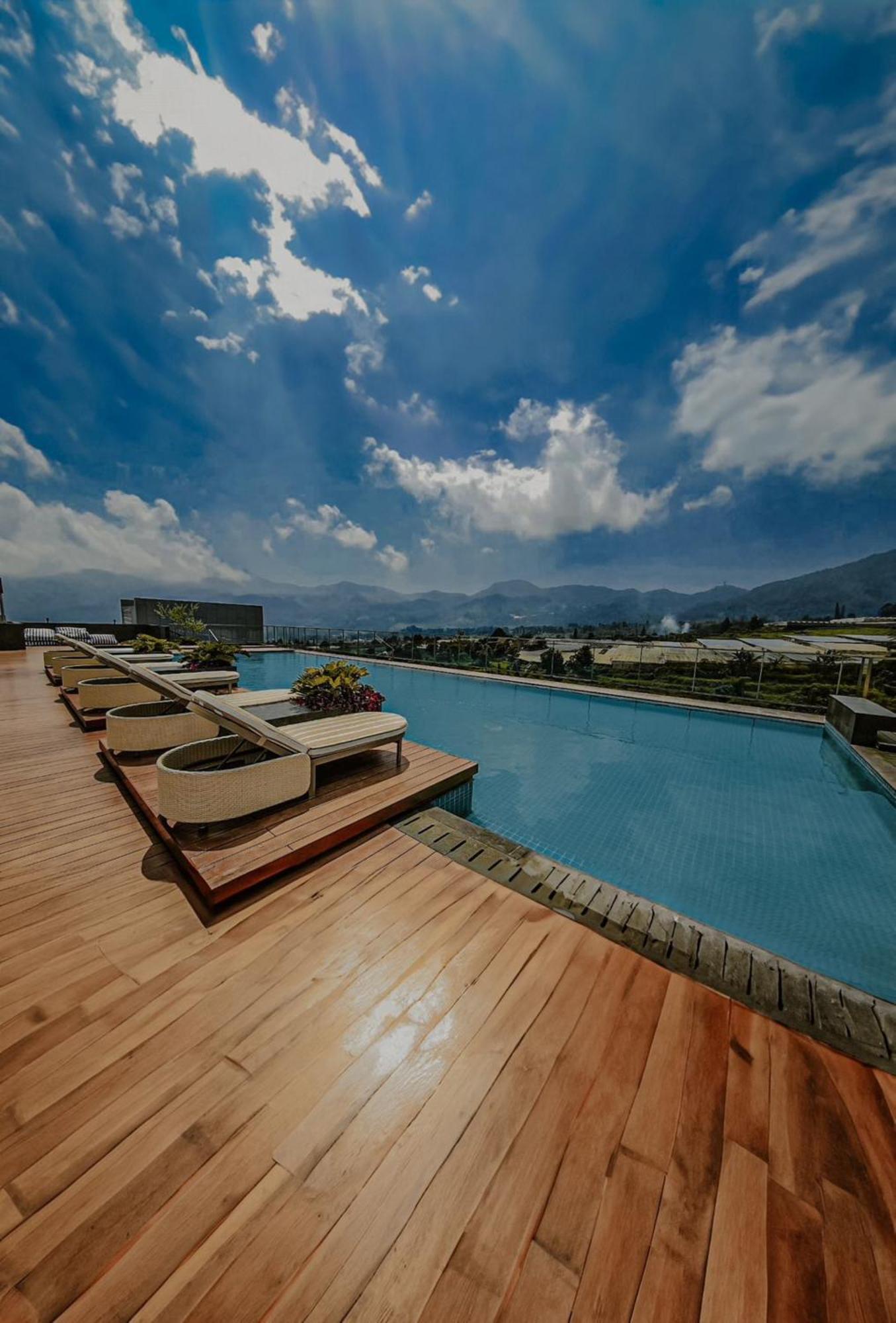 The Botanica Sanctuary Ξενοδοχείο Puncak Εξωτερικό φωτογραφία Rooftop pool at the hotel