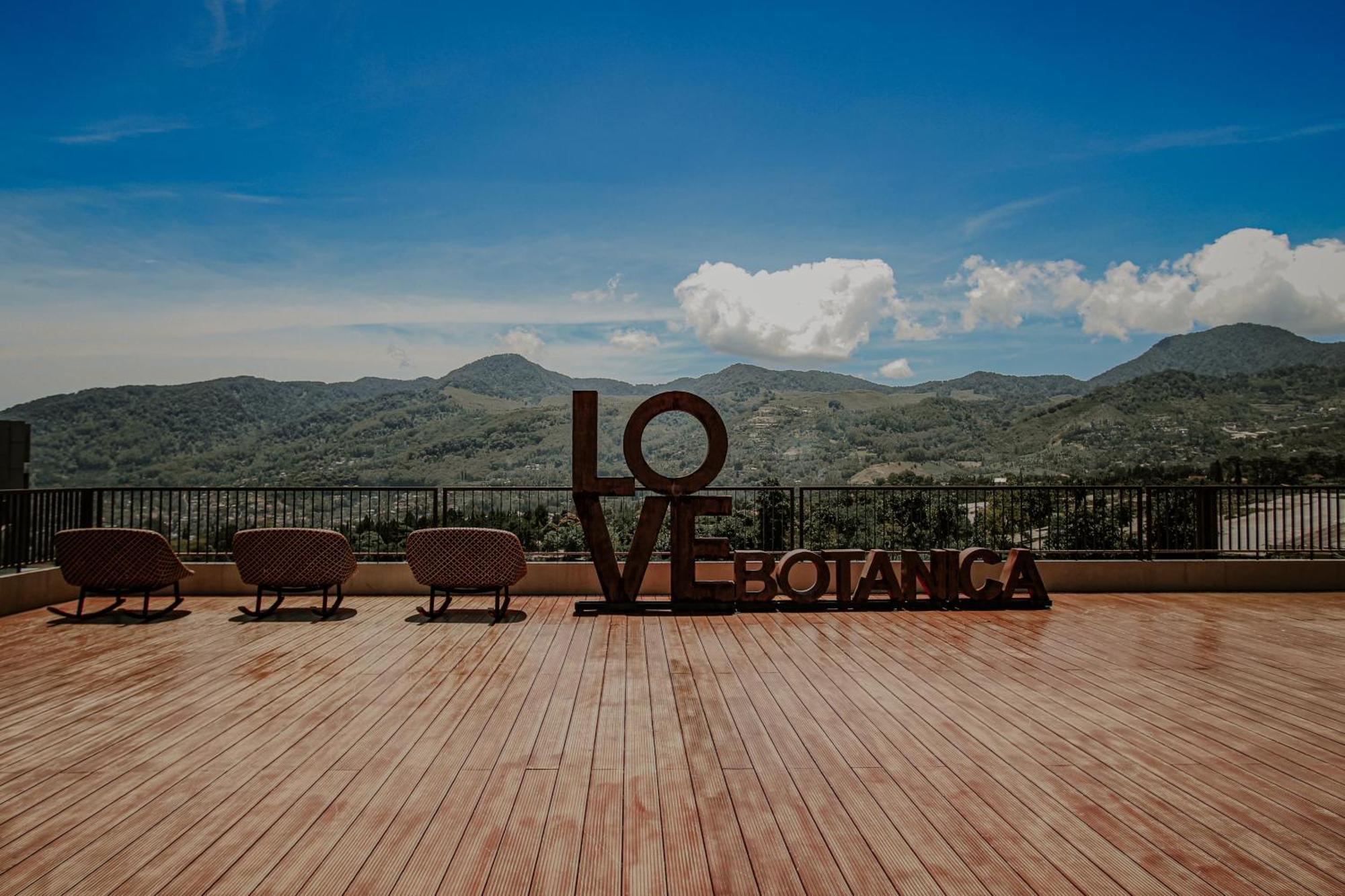 The Botanica Sanctuary Ξενοδοχείο Puncak Εξωτερικό φωτογραφία View of the Sierra Madre from the 10th floor of the hotel