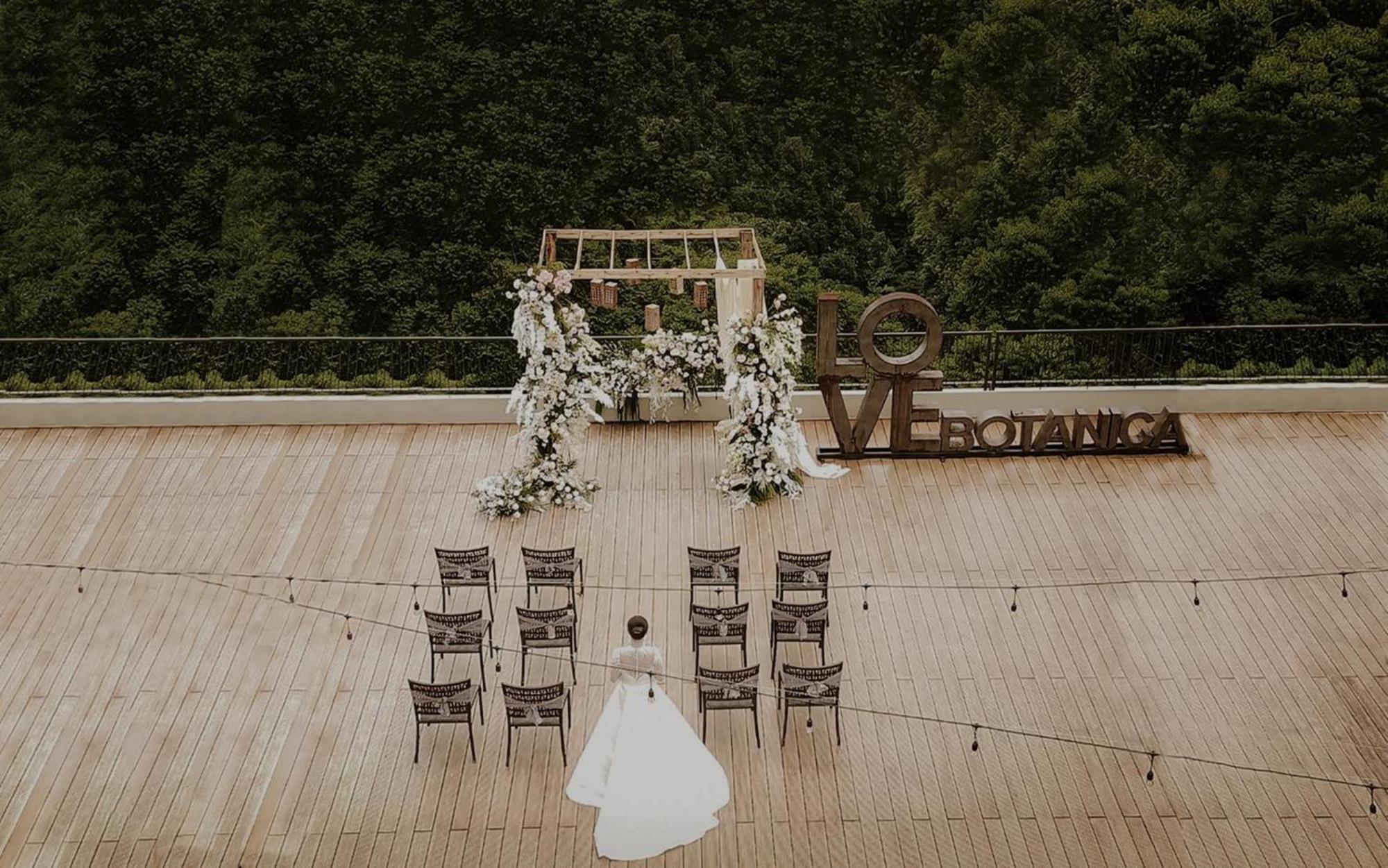 The Botanica Sanctuary Ξενοδοχείο Puncak Εξωτερικό φωτογραφία Wedding ceremony at the top of the observation tower